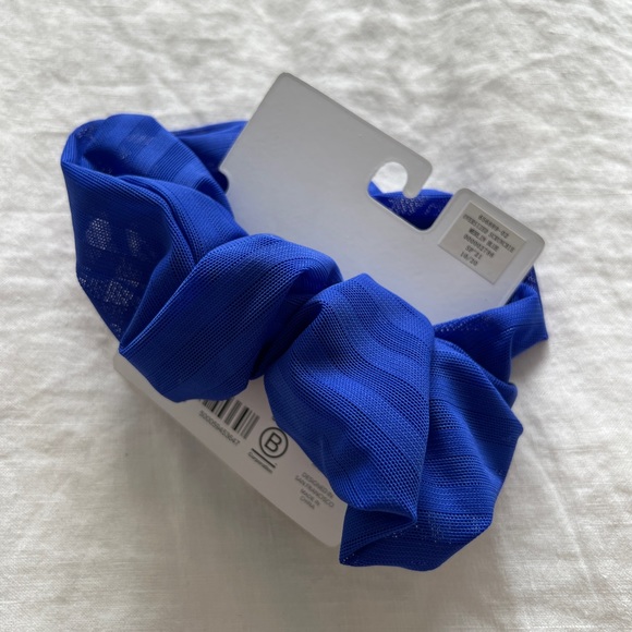 NWT Athleta Oversized Scrunchie, Merlin Blue - Picture 2 of 2